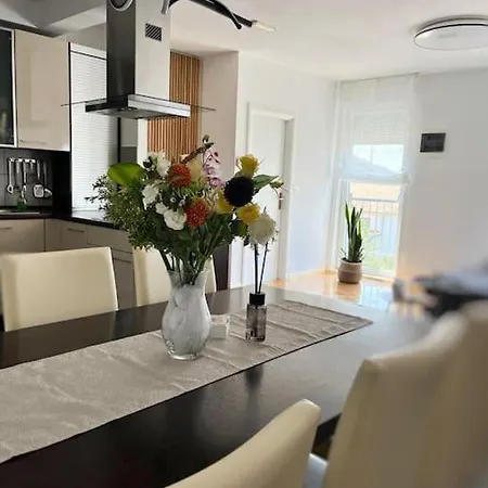 Carobni S Pogledom Apartamento